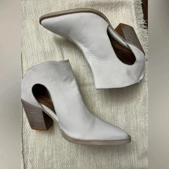 Free People Wilder Pointed Toe Leather Booties Size EU 37 US 6 White Western New - Picture 11 of 16